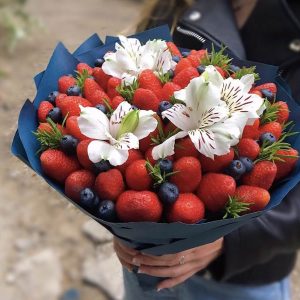 Букет из клубники и альстромерий — Съедобные букеты